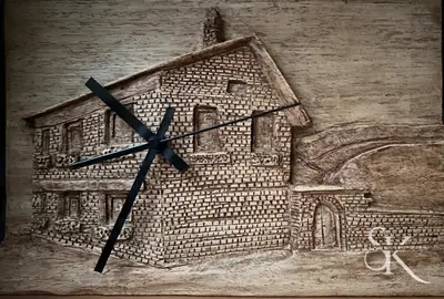 Reloj con forma de casa tallada