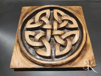 Relieve circular de nudos entrelazados