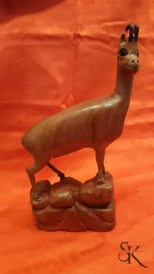 Llama tallada sobre una base