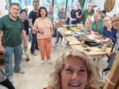 Autorretrato del grupo sonriente en el taller