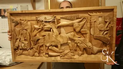 Gran relieve horizontal de madera con escenas y figuras entrelazadas