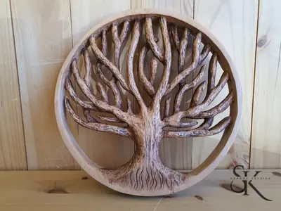 Árbol ramificado tallado dentro de un marco circular de madera