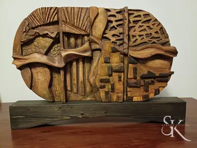 Relieve abstracto de madera formado por planos, líneas y vacíos sobre una base oscura
