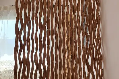 Detalle de «Estructura fibrilar», la pieza seleccionada para el certamen, con sus listones ondulados de madera dispuestos en vertical