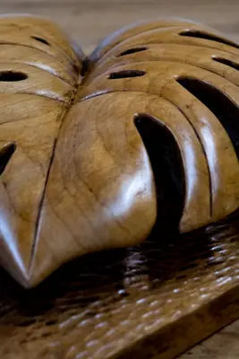 Ver detalle de la superficie pulida y de las hendiduras hechas a gubia a tamaño completo