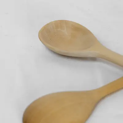 Dos cucharas de madera de tilo, con la pala pulida