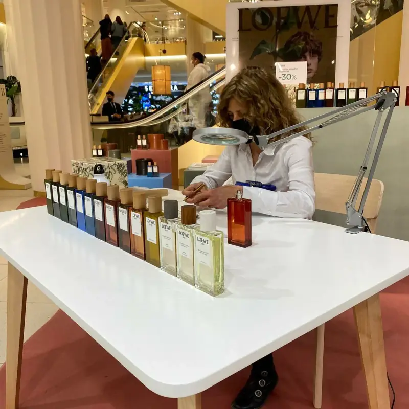 El mostrador de Loewe en El Corte Inglés, con la fila de perfumes y la mesa de talla