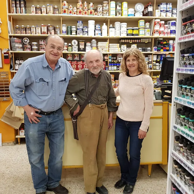 Sandra Krysiak con el pintor Antonio López en una tienda de bellas artes
