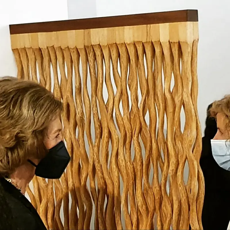 La Reina Doña Sofía y Sandra Krysiak frente al relieve «Estructura fibrilar», en el 56 Premio Reina Sofía