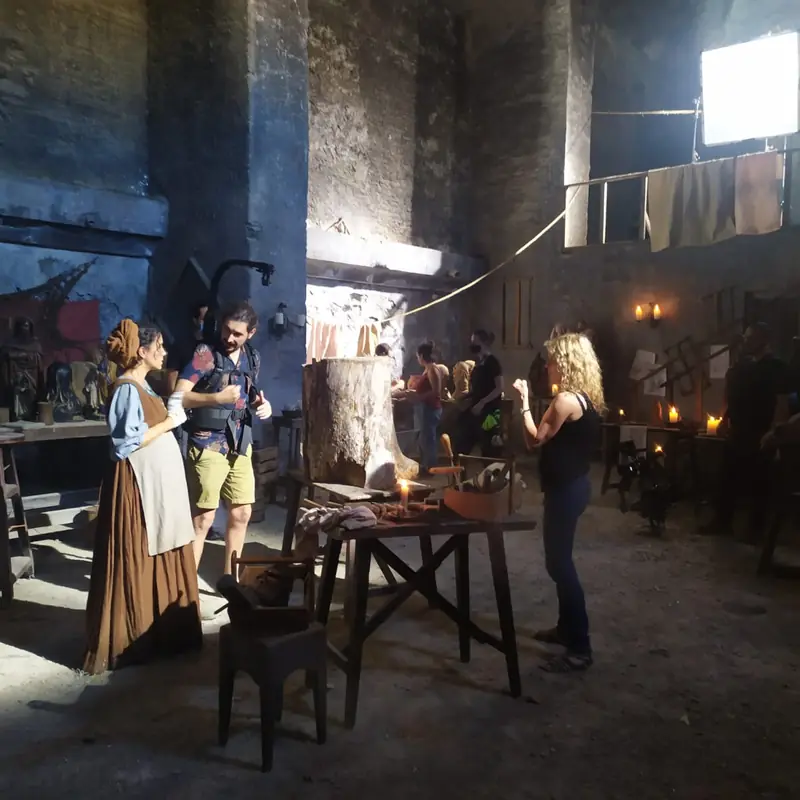 Preparativos de la escena de talla en el rodaje, con las gubias sobre la mesa