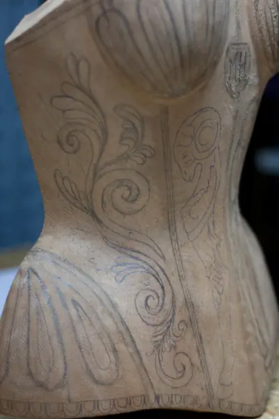 El dibujo del relieve trazado sobre la madera, antes de empezar a tallarlo