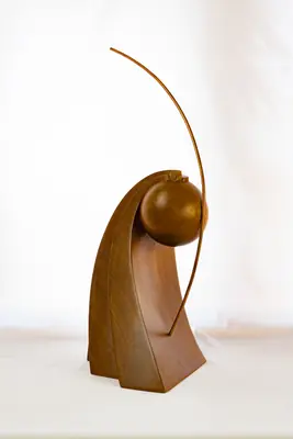 Ver Pensamiento vista de perfil, con la esfera apoyada en la curva de la madera a tamaño completo