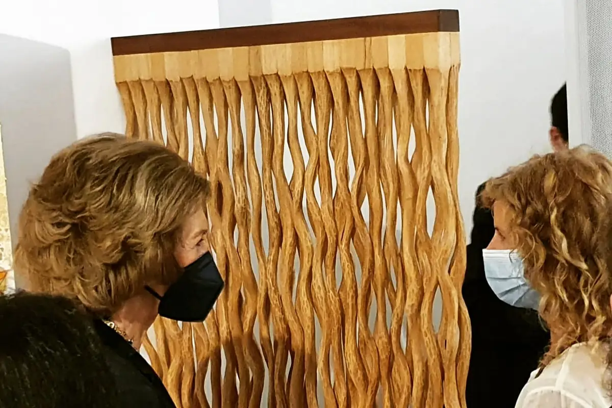 La Reina Doña Sofía y Sandra Krysiak, una frente a otra, con el relieve «Estructura fibrilar» entre las dos ocupando la pared