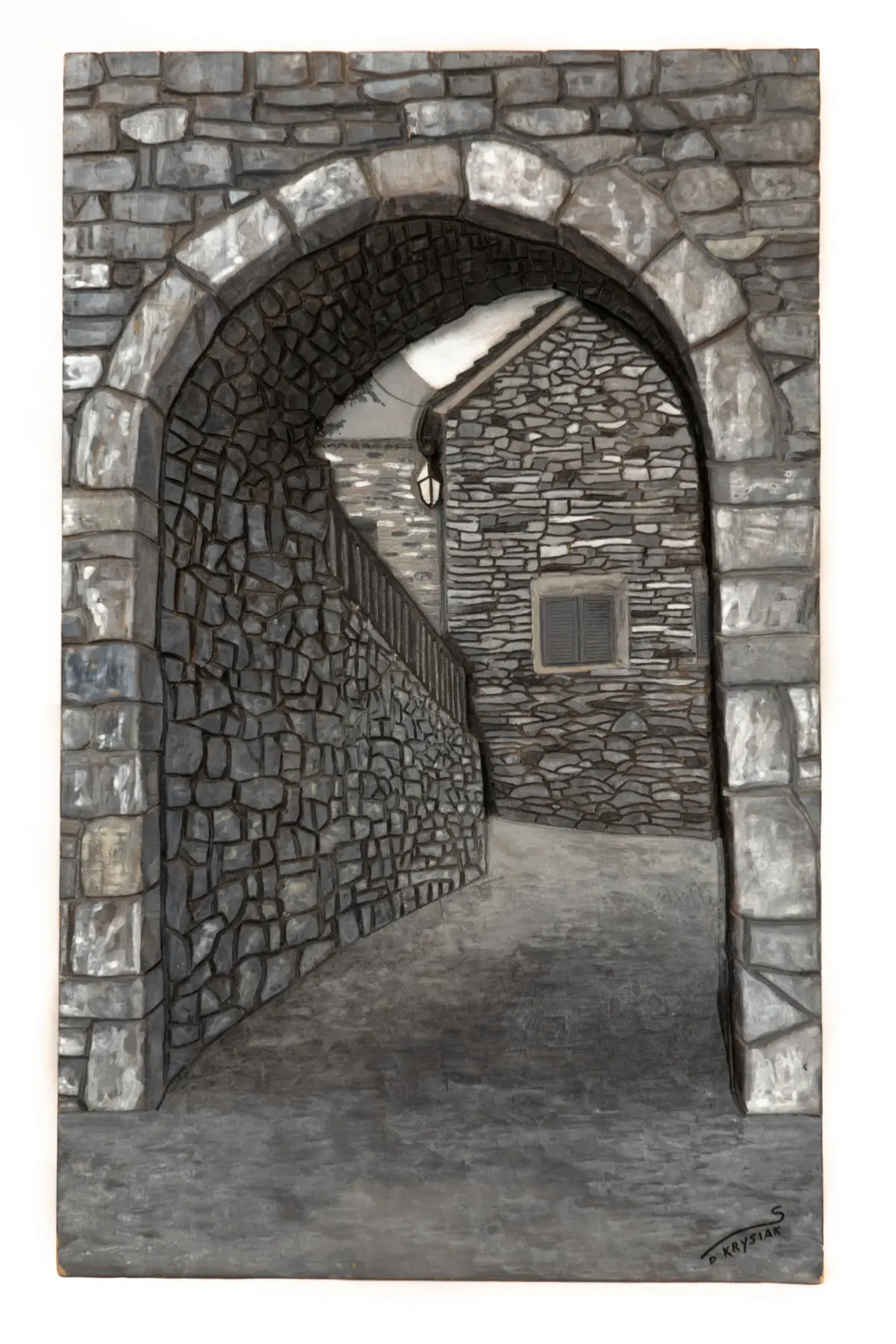 Relieve tallado en haya y pintado en acrílico que representa un arco de piedra sobre una calle empedrada