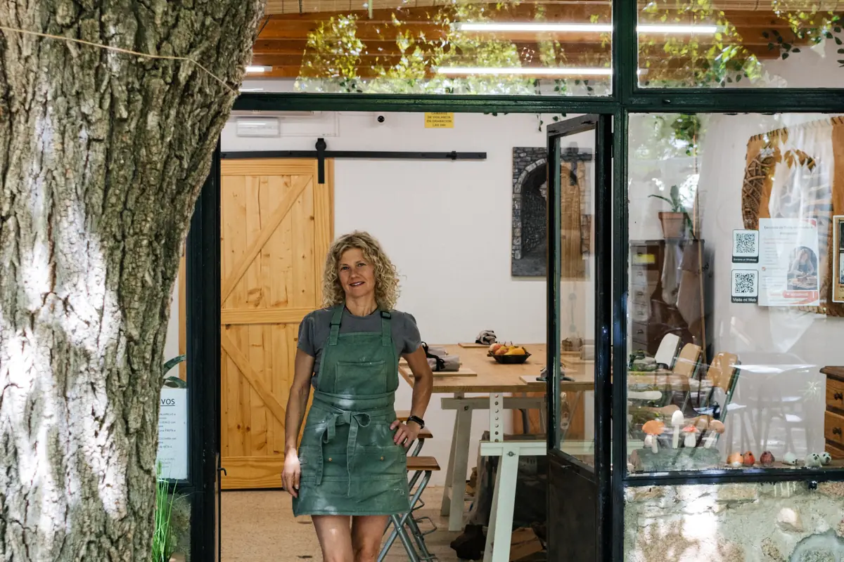 Entrada del taller de Guadarrama, con el cartel «Escuela de Talla y Escultura en Madera» sobre la puerta