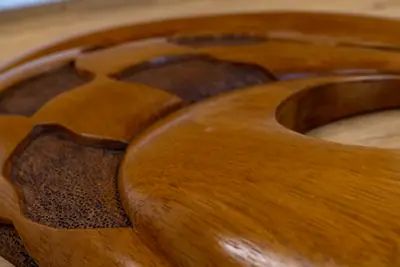 Ver detalle de la espiral interior de Viento y libertad, con el contraste entre madera clara y oscura a tamaño completo